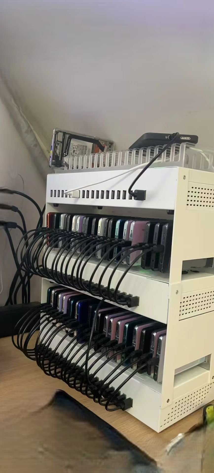 Skrzynka z 60 portami USB, far – Usb Hub recenzja i cena